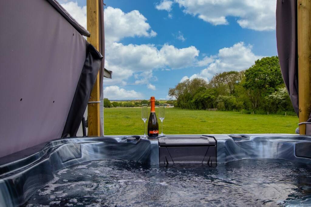 Choller Lake Lodges - Primrose Cabin With Private Hot Tub Αρουντέλ Εξωτερικό φωτογραφία